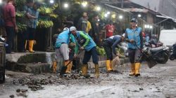 DLH Kota Bandung Bersihkan 80 Ton Sampah di Pasar Gedebage