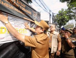Melanggar Aturan, Pemkot Bandung Segel Bangunan di Jalan Tubagus Ismail