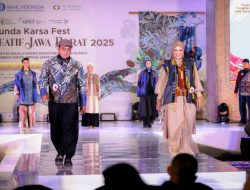 Erwin dan Istri Tampil Menawan, Kota Bandung Juara 1 Fashion Show Karya Kreatif Jawa Barat 2025